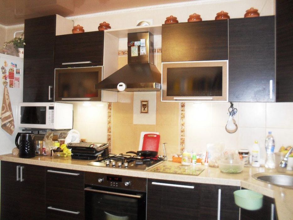 Продам кухонный гарнитур с каменной столешницей б/у