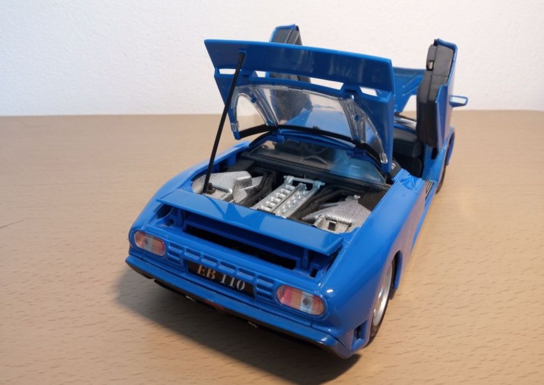 Bugatti maisto 1 18 
Scara 1:18
Produs de maisto 

Pozele reflectă rea