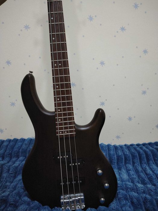 Бас Гитара + Комбик и аксессуары