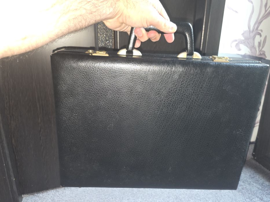 Geanta Servieta Diplomat neagra, folosita dar bună, fara defecte, ca i