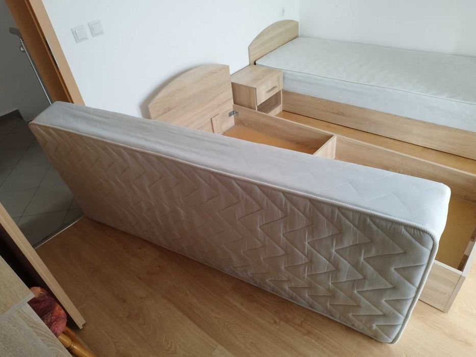 Единични легла с матраци в добро състояние