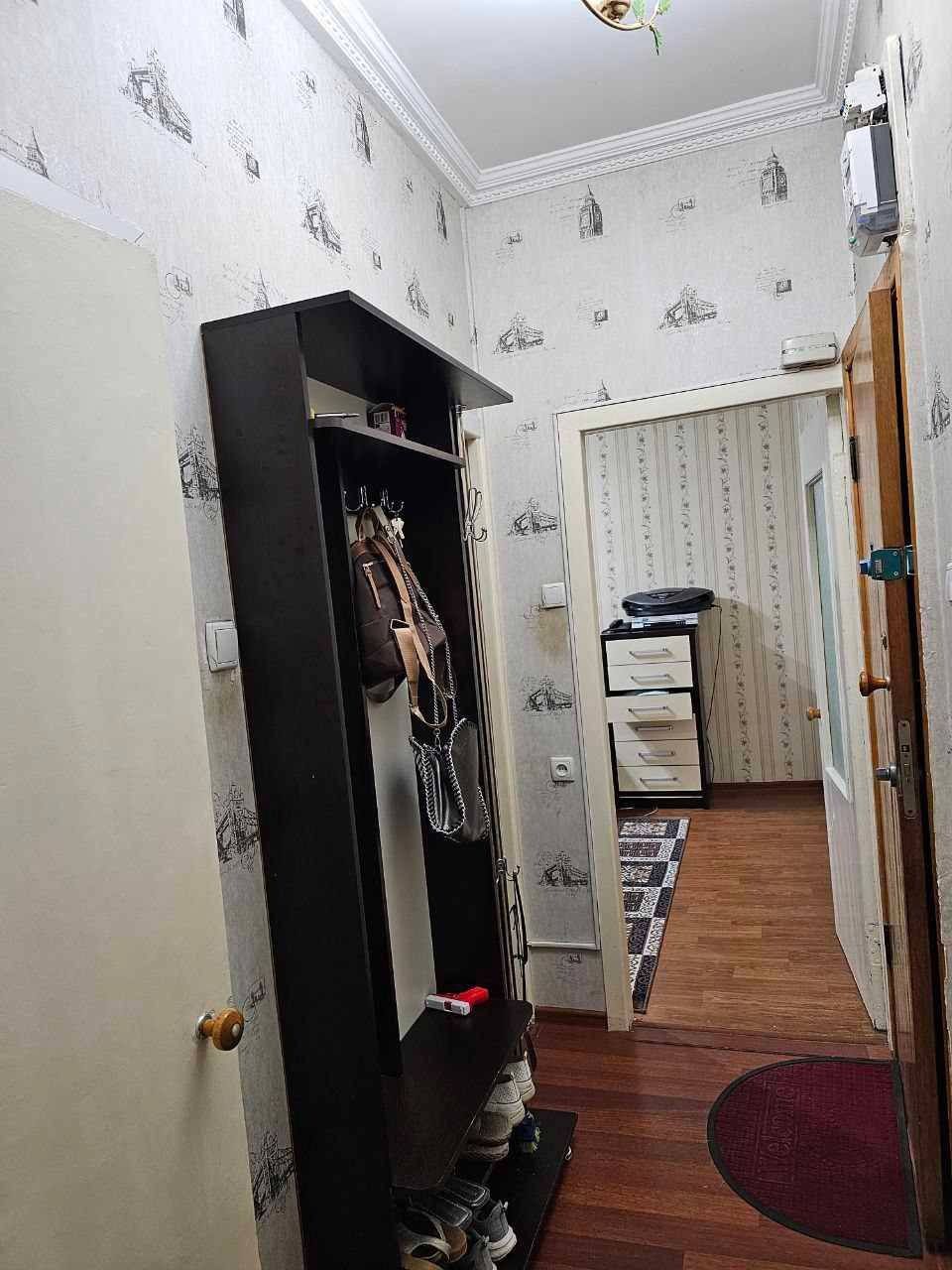 Продаётся в М.Улугбекском р-не ЯЛАНГАЧ 2_3_4 БАЛКОН 1.5Х3 48м2