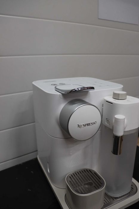 Еспресо кафемашина за капсули Delonghi Nespresso Gran Lattissima EN640