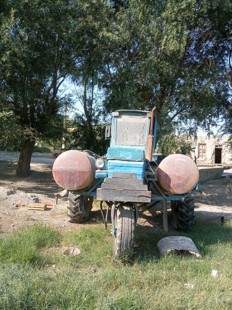 Ovx 28 traktor Sotiladi