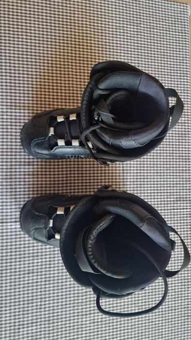 Сноуборд обувки 235 мм отговарят на 37 номер