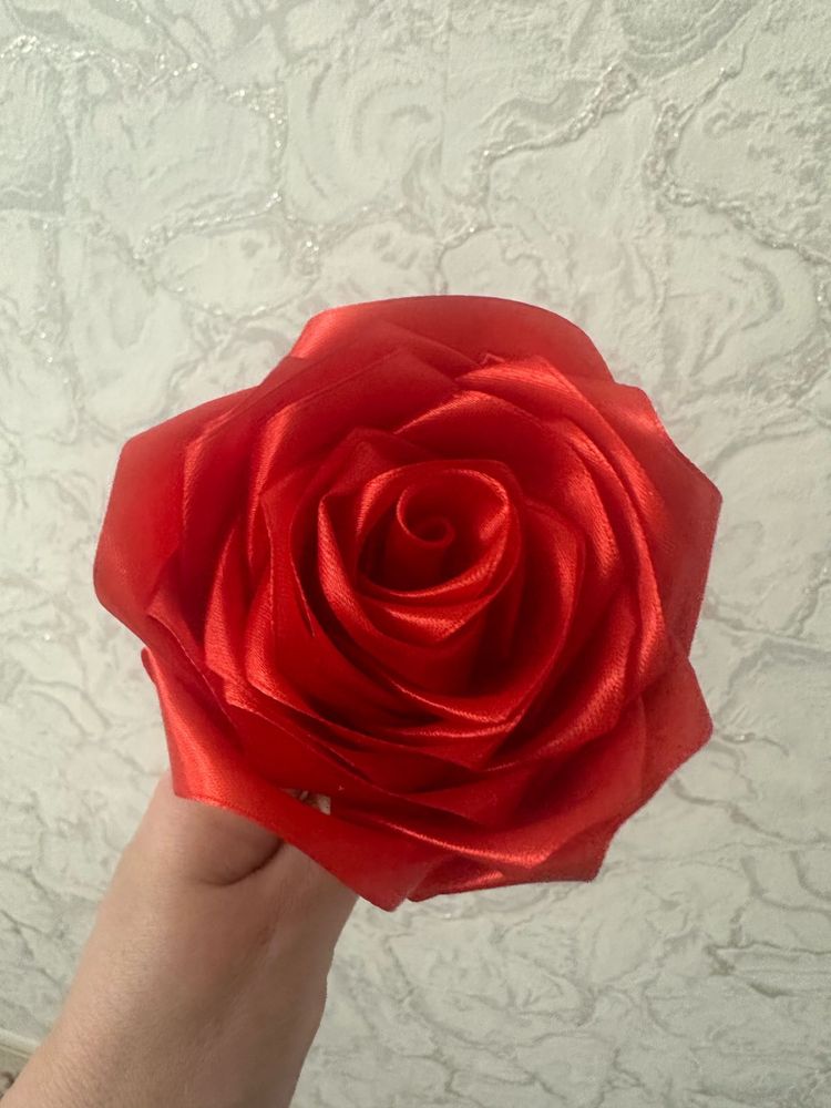 Розы из атласных лент