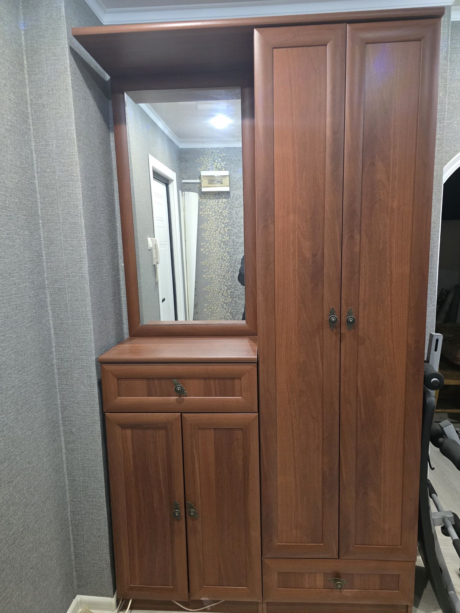 Шкаф в прихожую,размер 120 на 225