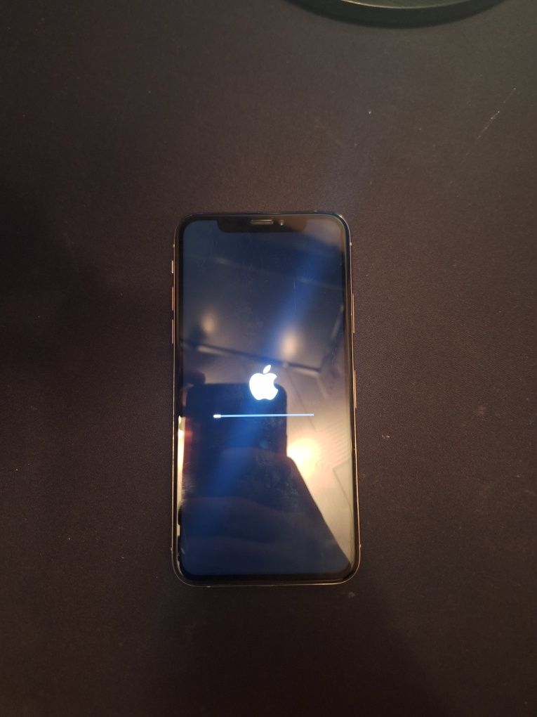 Iphone XS cu spate spart