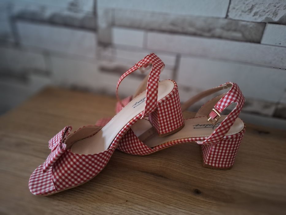 Невероятни сандали в червено-бяло каре
