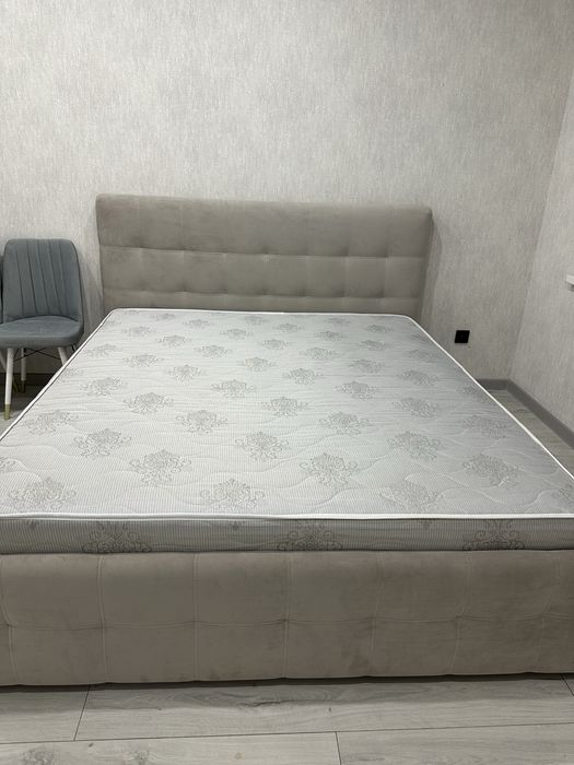Двуспальная кровать с мягким изголовьем и матрасом