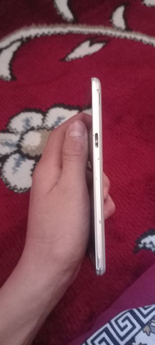 J 5 sotiladi aybi yonbosh tugma ekranda sal singan joyi bor