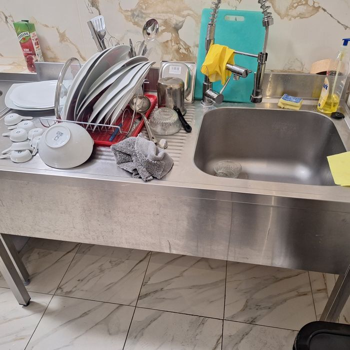 Vând chiuvetă si masă de lucru din inox