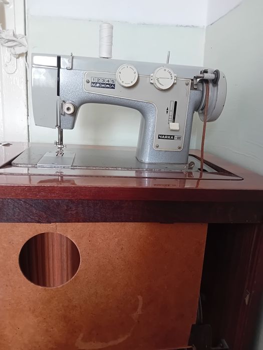 Продаётся швейная машинка Чайка-3 + бонус