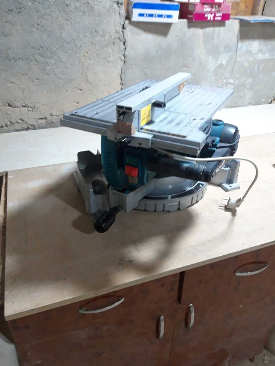 Пила торцовочная Makita