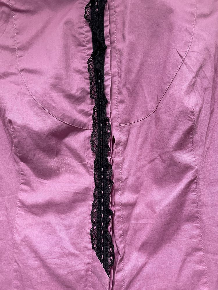 Camasa roz cu volanas si detaliu negru din dantela