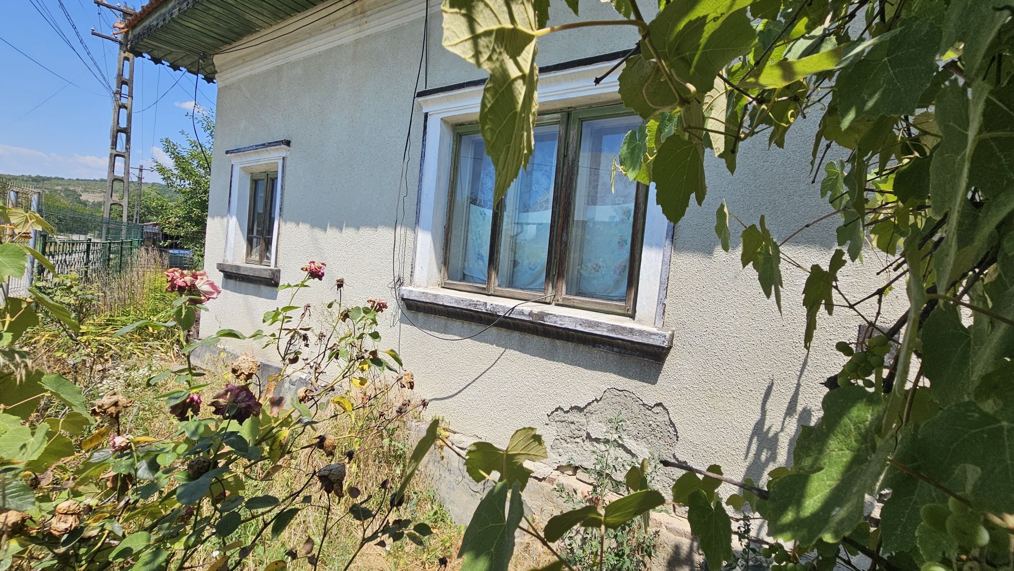 Vând casa bătrâneasca 60 m.p + 1174 mp teren, comuna Tigveni,