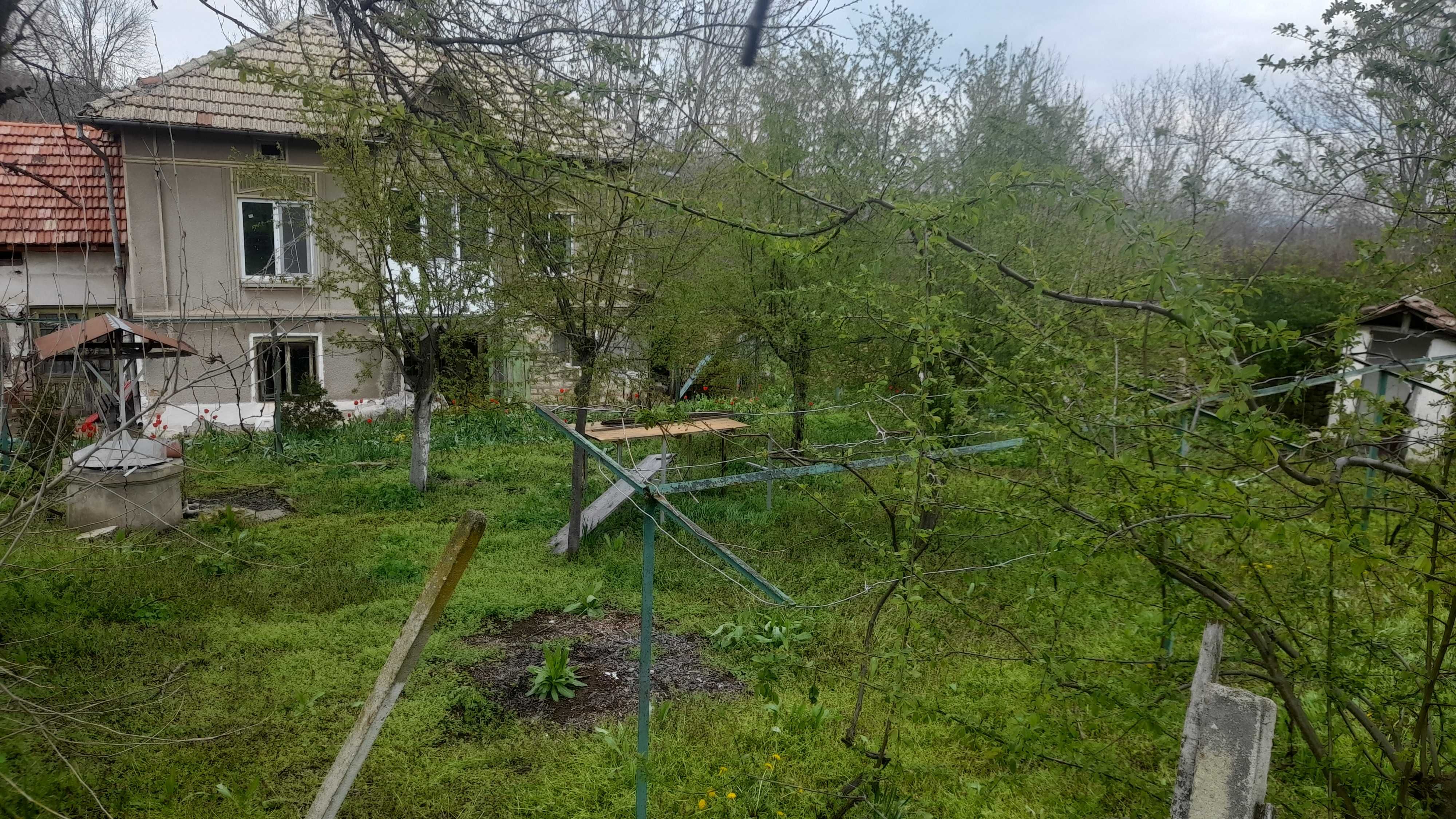 Дву-етажна къща на село, с 3 двора, сайвант и постройка за животни