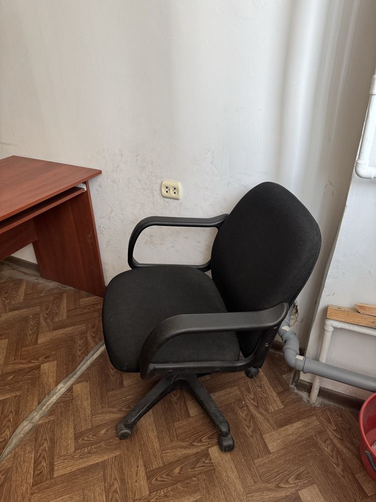 Кондиционер и офисная мебель