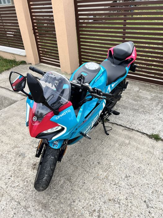 CFMOTO 300SR motocicleta