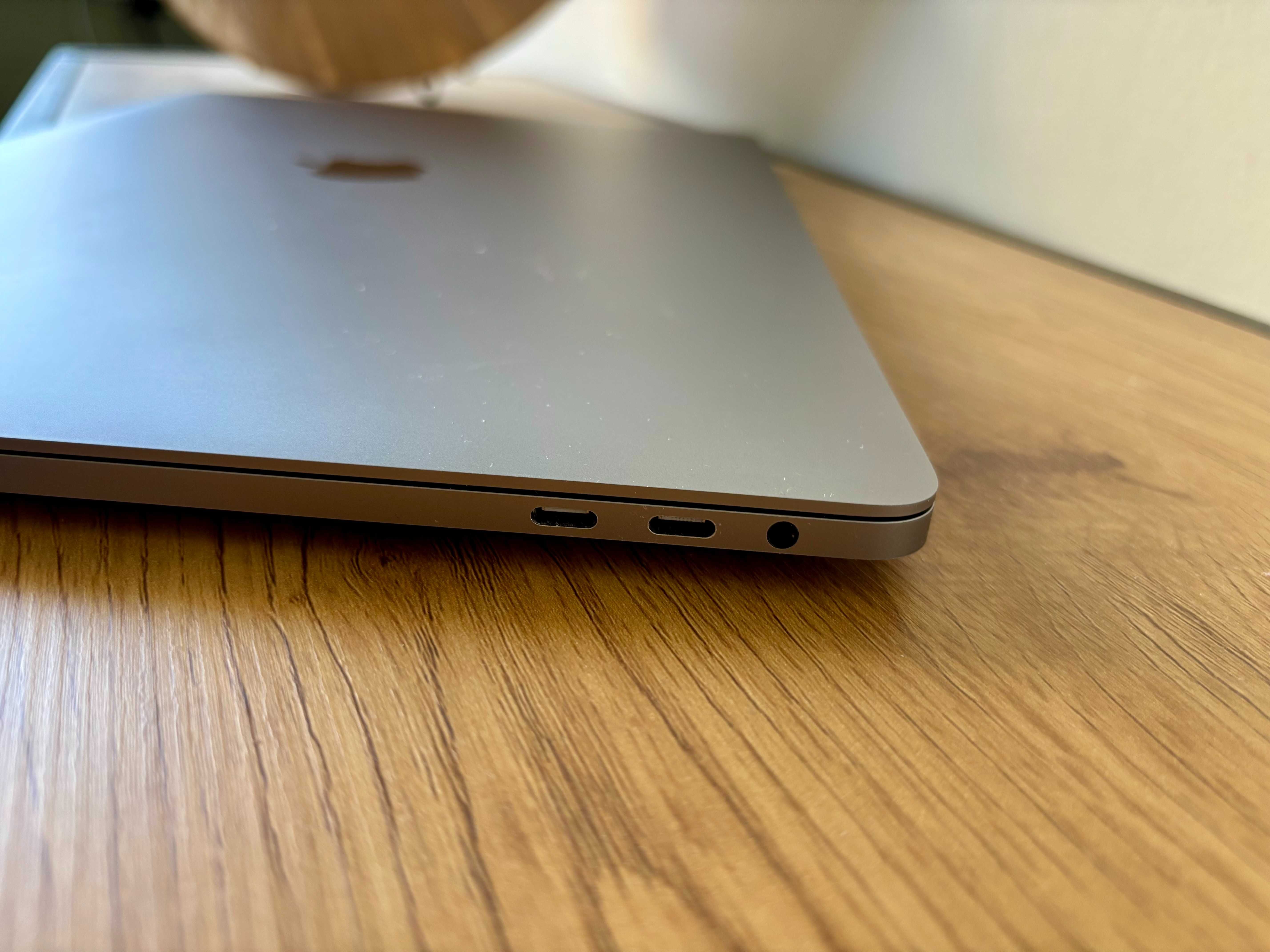 MacBook Pro (2019) 15-inch, i7, 16GB Ram, 256GB SSD