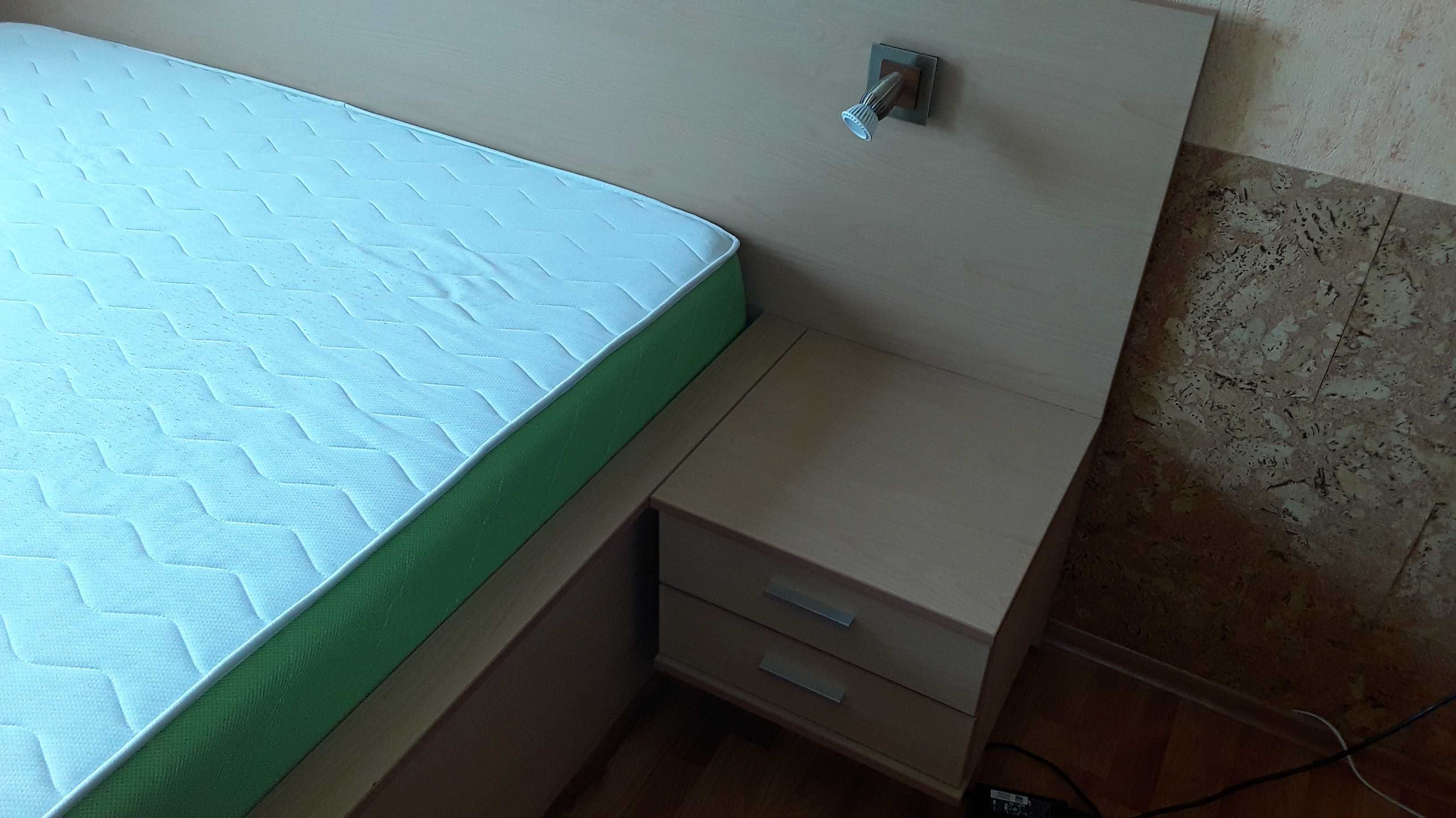 Спалня 160/200 матрак с огромно пространство отдолу + нощни шкафчета.