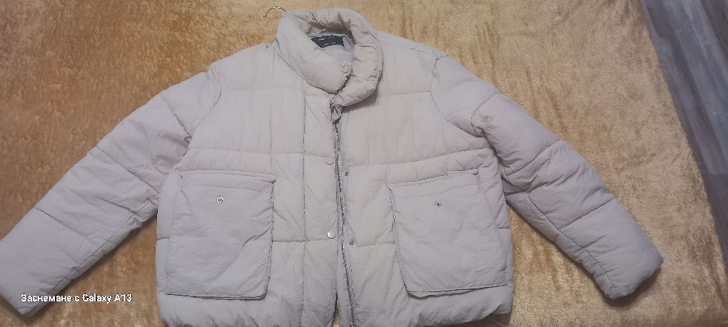 Продавам дамско яке запазено.