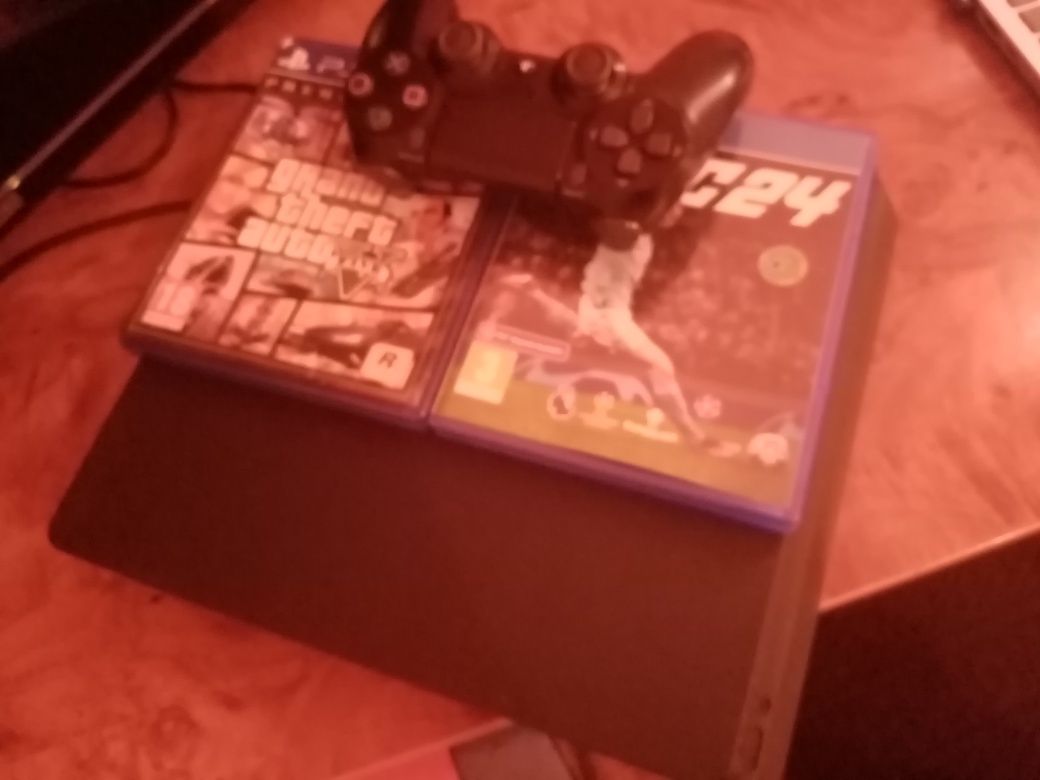 Vând PS4 cu un controler, EA FC24 și GTA5