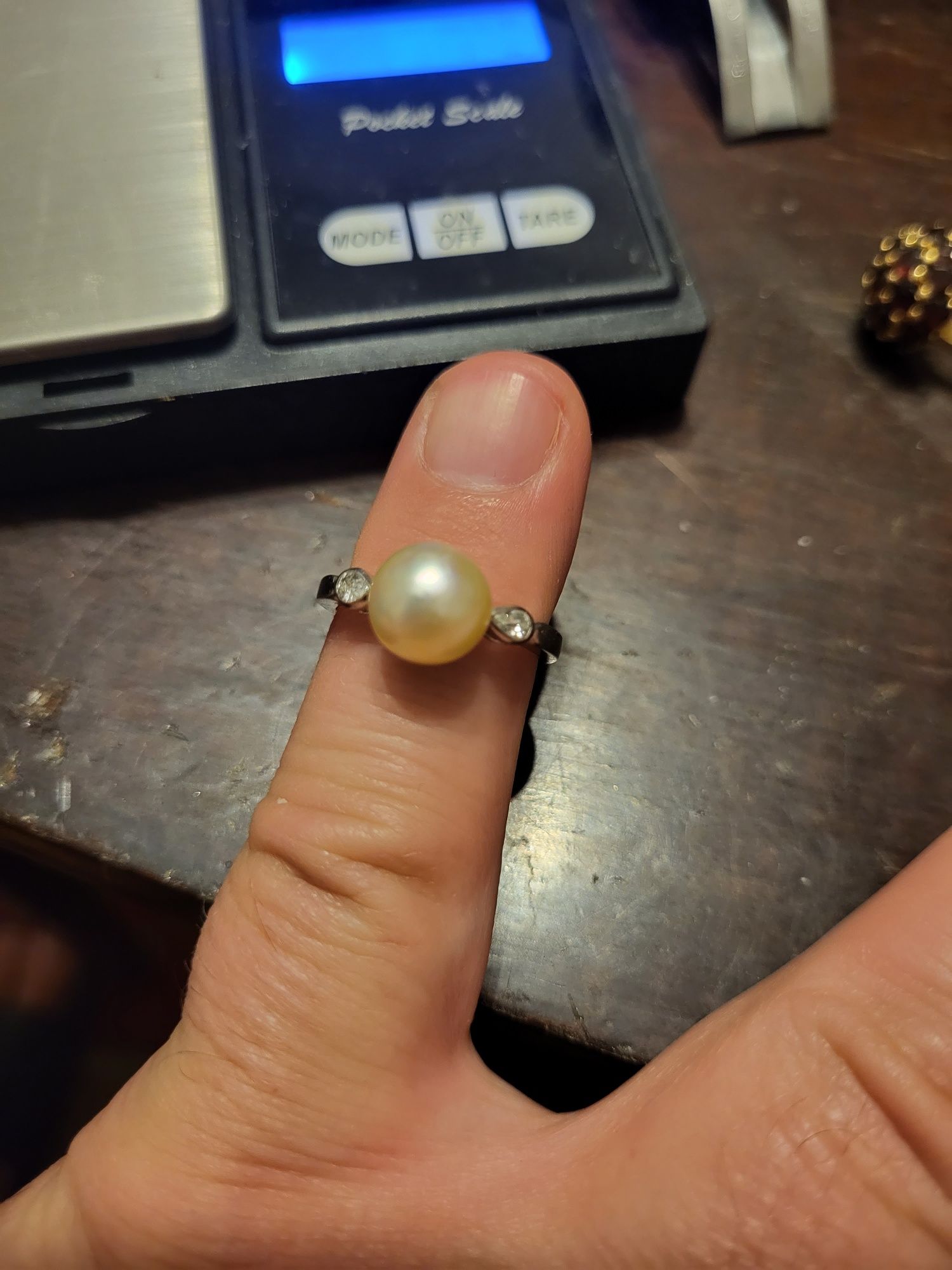 Inel de aur cu 2 briliante și o perlă