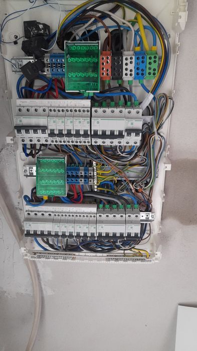 Electrician autorizat execut instalații electrice
