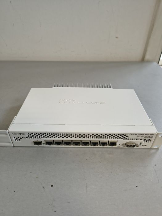 Vând router Mikrotik CCR1009-7G-1C-