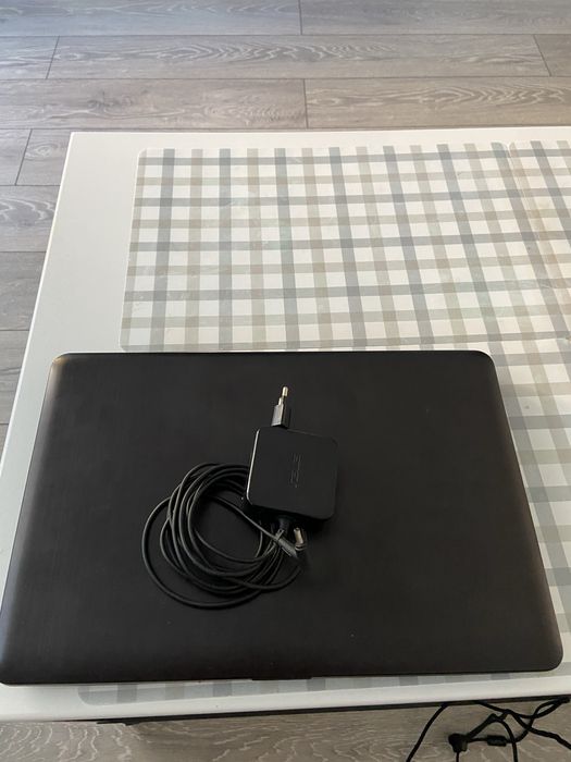 Vand laptop asus x541u pentru piese