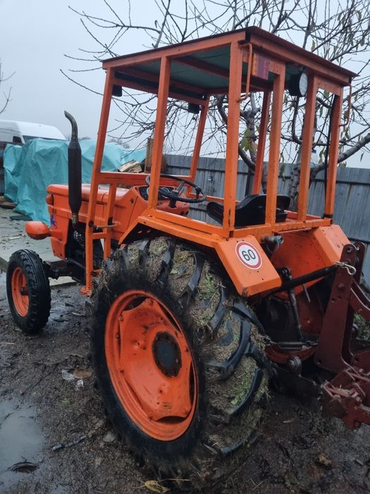 Vând tractor fiat 500
