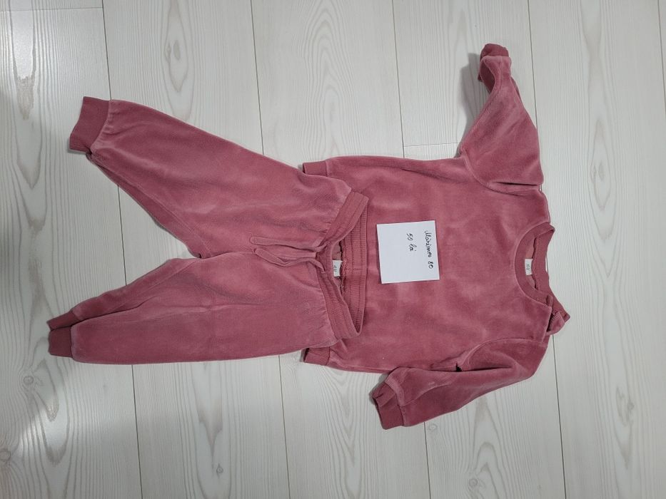 Vand haine mărimea 80,preț pe bucata
Nu asigur transport