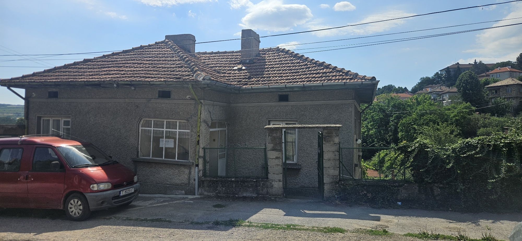 Тухлена къща на 2 етажа в гр. Омуртаг