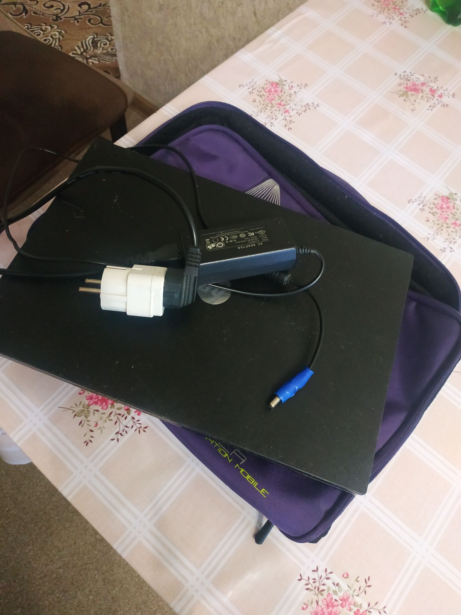 Старенький ноутбук и сумочка с зарядкой.