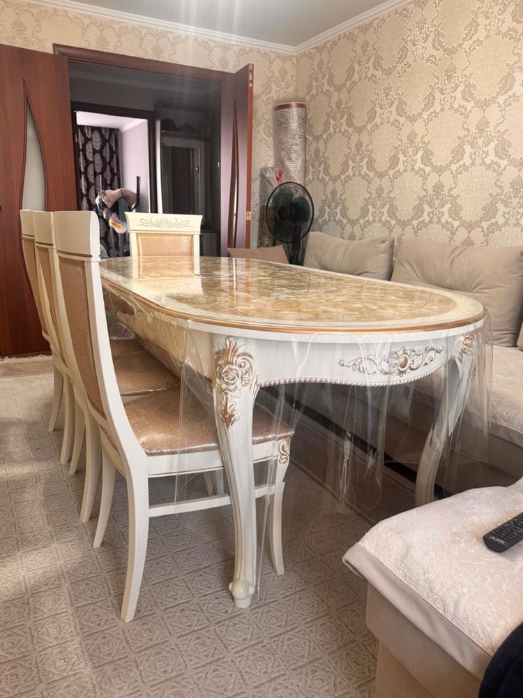 Продам стол и стулья в отличном состояний
