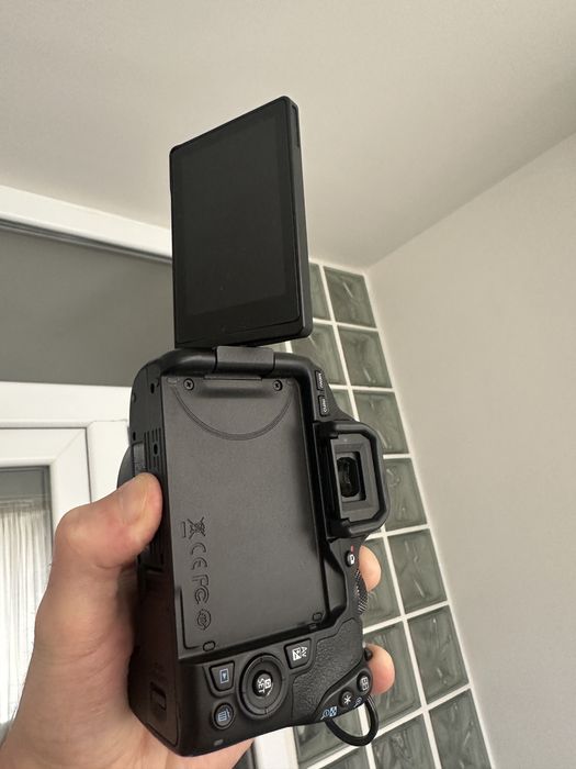 Vând aparat foto Canon EOS 250D