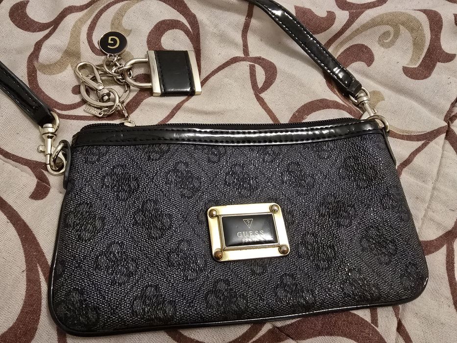 Малка чанта с дълга дръжка Guess