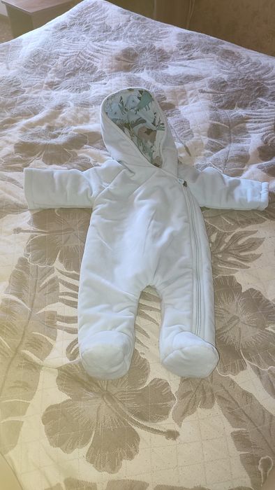 Продам новые теплые  костюмы на новорожденных размер 56.