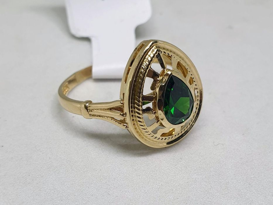 Дамски златен пръстен с камък. 14К. Състояние ново. Размер 57