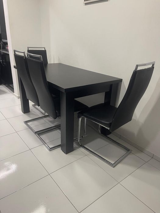 Masă  solida cu scaune.