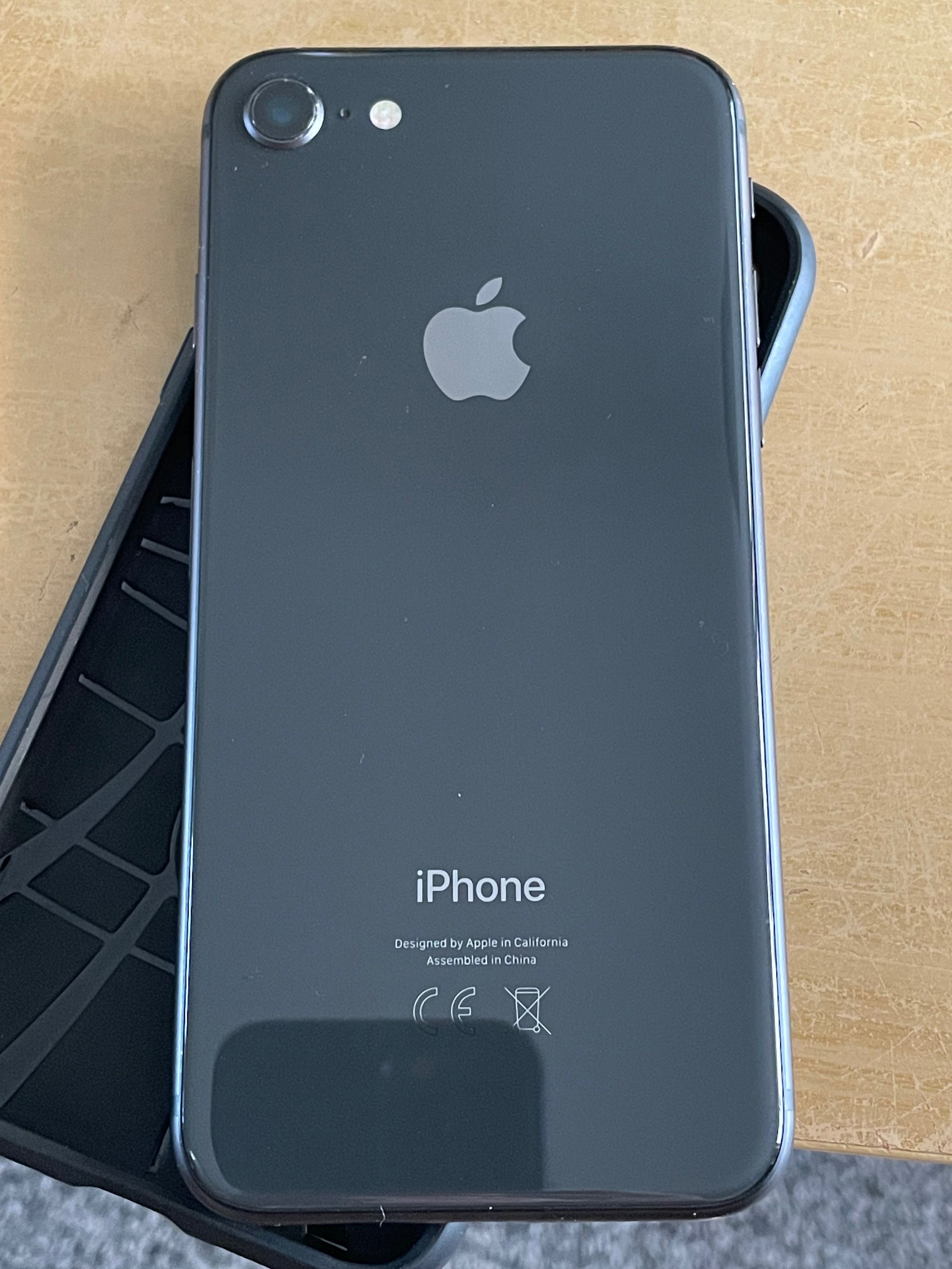iPhone 8 64 gb много запазен