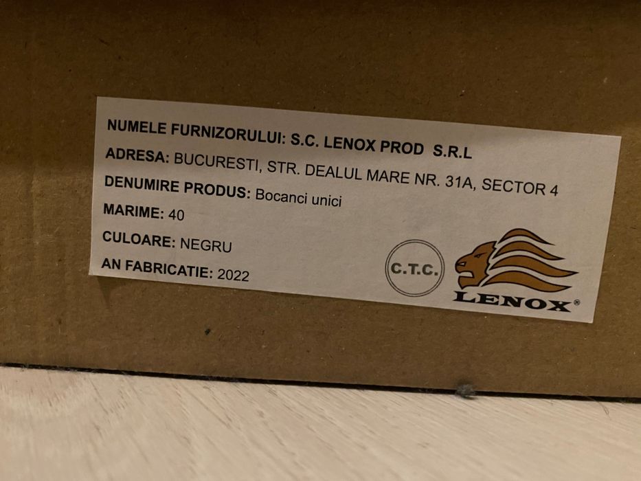 Bocanci unici, negri mărimea 40.