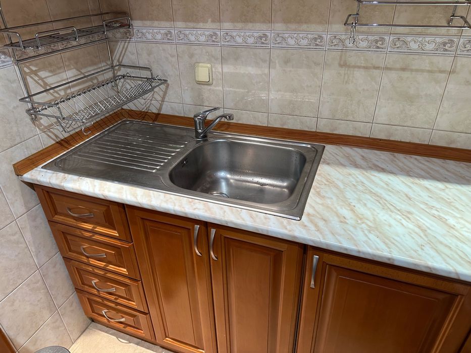 Кухня от масив с включени електроуреди /обзавеждане за кухня/