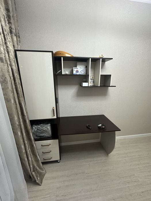 Стол со шкафкой.