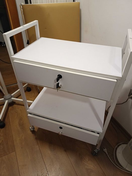 Шкаф на колелца за козметично студио или стоматологичен кабинет