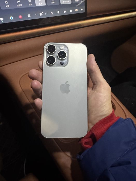 Iphone 15 pro max natural titan