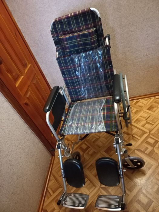 Инвалидная коляска новая с откидной спинкой.