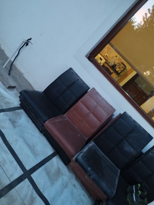 Vand scaune noi fara picioare maro si negre imitatie de piele