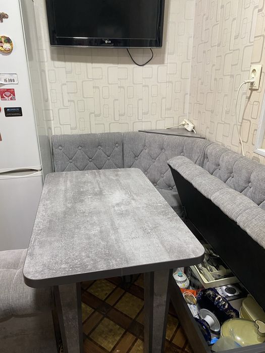 Продается уголок кухонный все в комплекте .  В идеальном состоянии.